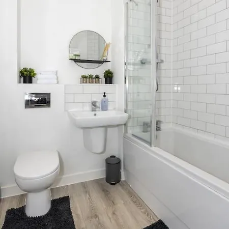 Modern, Stylish 2-bedroom New Build House Holiday home Birmingham