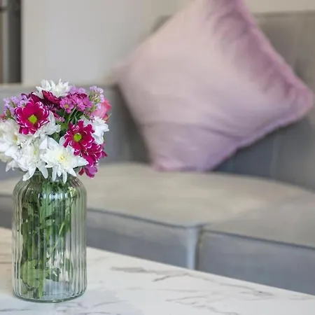 Modern, Stylish 2-bedroom New Build House Birmingham