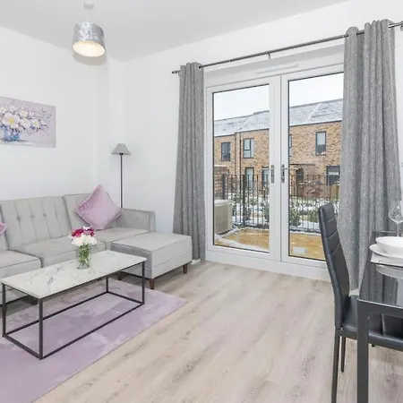 Modern, Stylish 2-bedroom New Build House Birmingham